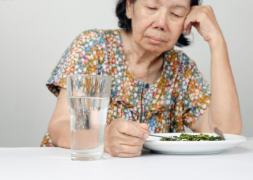 Người Già Bỏ Ăn Phải Làm Sao? Hướng Dẫn Cách Xử Lý Hiệu Quả Tại Nhà