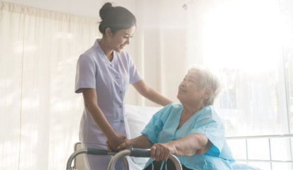 Ở viện dưỡng lão 24/7 khác gì so với thuê điều dưỡng theo ca tại nhà?