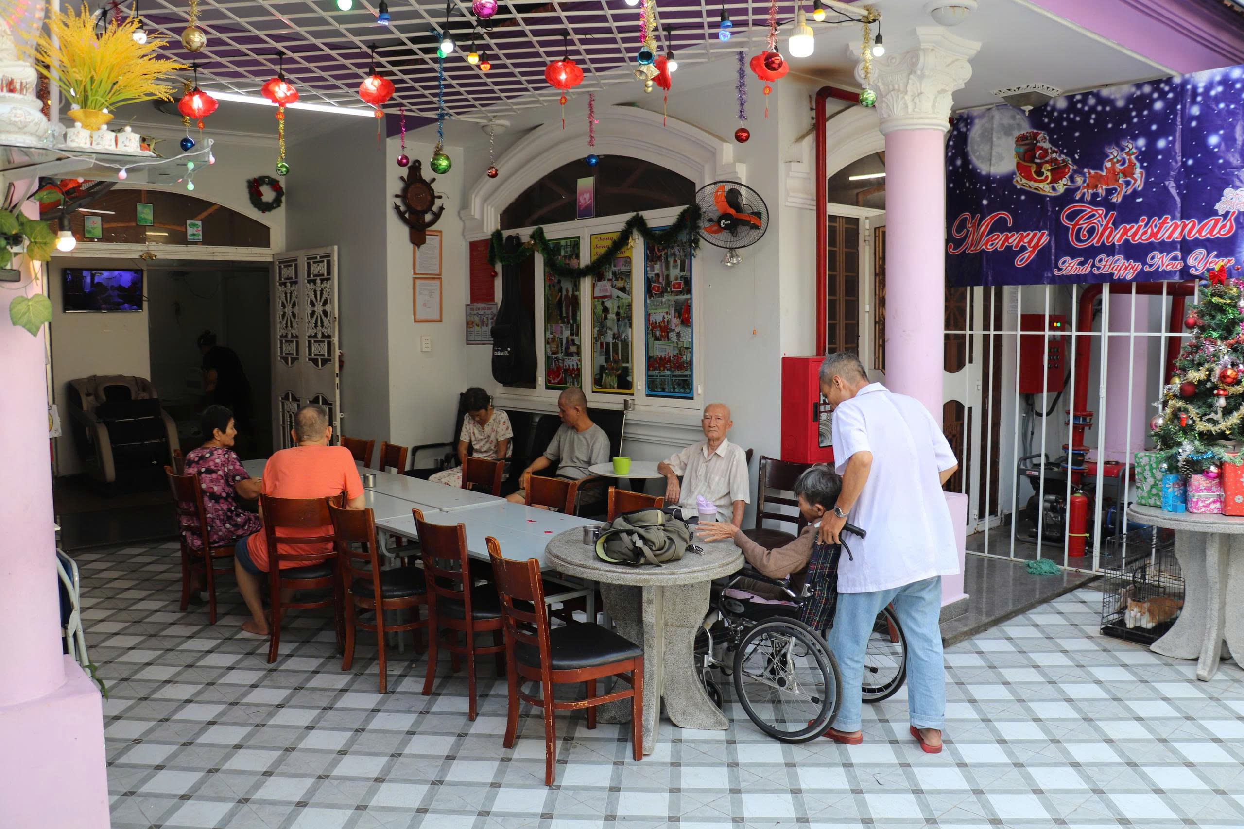 cham-soc-nguoi-gia-ban-ngay