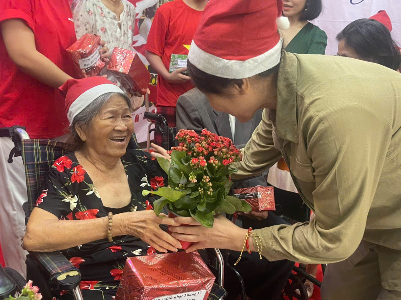 Lắng nghe và trò chuyện chân thành