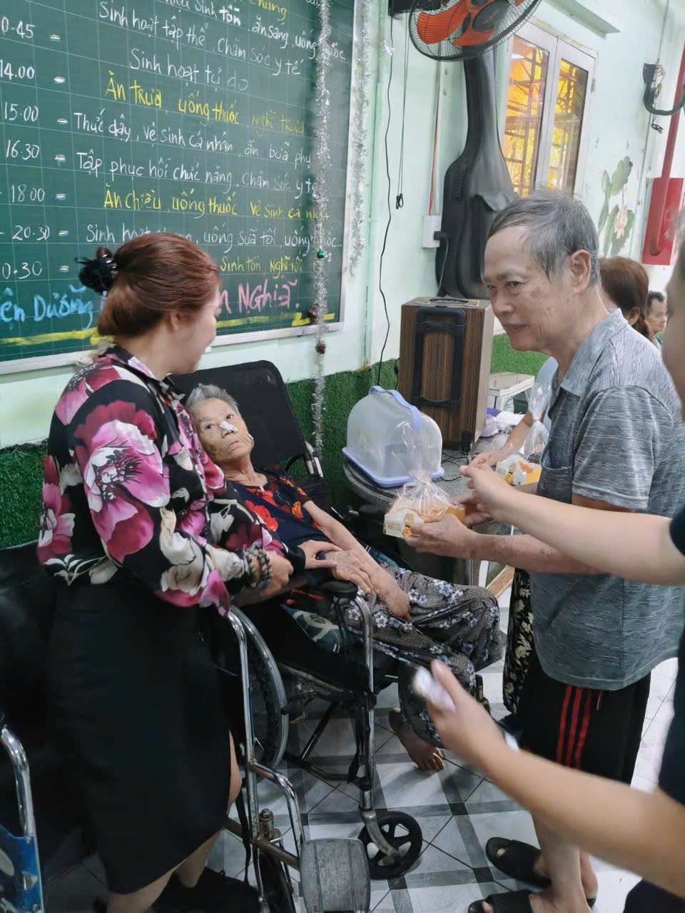 cham-soc-nguoi-gia-ban-ngay