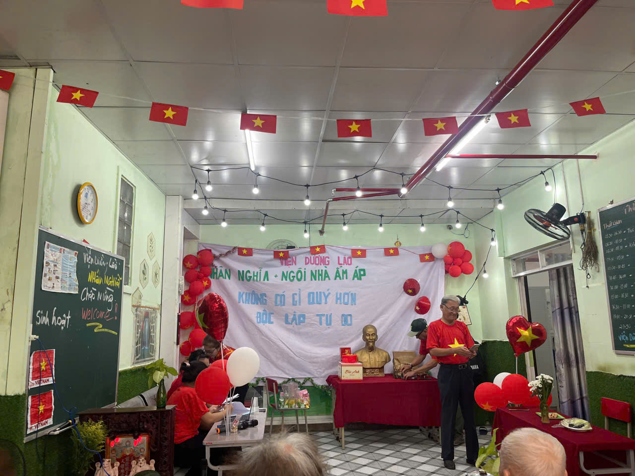 cham-soc-nguoi-gia-nam-mot-cho-tai-vien-duong-lao
