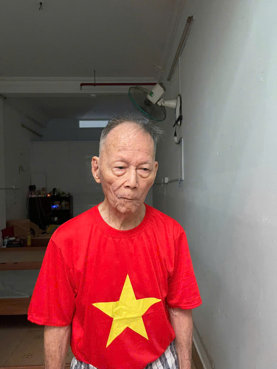 cham-soc-nguoi-gia-nam-mot-cho-tai-vien-duong-lao